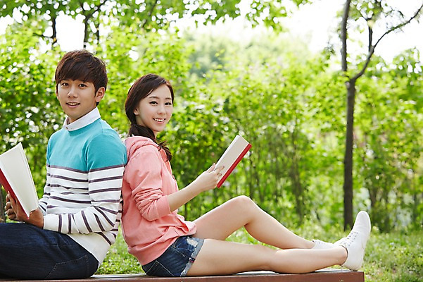 포토 JPG 주간 전신 나무 식물 학생 커플 공원 여학생 여자 남자 남학생 대학생 벤치 미소 웃음 사람 앉기 동양인 20대 성인 야외 두명 옆모습 아웃포커스 책 캐주얼 독서 캠퍼스라이프 한국인 등맞대기 캠퍼스커플 청년만 성인만 국내포토 자연요소 라이프스타일 옷 공공시설 뷰포인트 의자 관계 모션 촬영기법 표정 인종 청년 파일형식