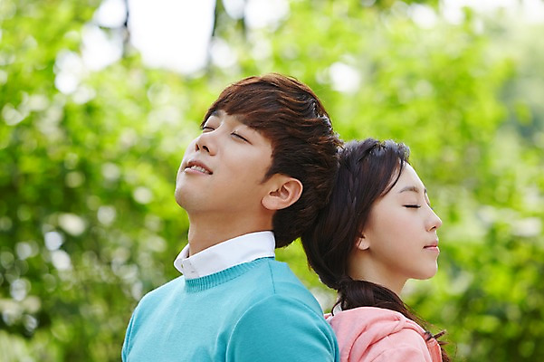 포토 JPG 주간 학생 커플 공원 여학생 여자 남자 남학생 대학생 휴식 사람 동양인 상반신 20대 성인 야외 두명 옆모습 아웃포커스 캐주얼 눈감음 캠퍼스라이프 한국인 등맞대기 캠퍼스커플 청년만 성인만 국내포토 자연요소 라이프스타일 옷 공공시설 뷰포인트 컨셉 관계 모션 촬영기법 인종 청년 파일형식