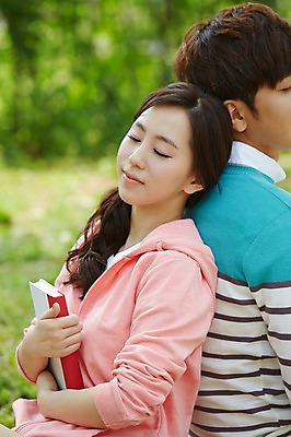 포토 JPG 주간 학생 커플 공원 여학생 여자 남자 남학생 대학생 휴식 사람 동양인 상반신 20대 성인 야외 두명 옆모습 아웃포커스 책 캐주얼 독서 눈감음 캠퍼스라이프 한국인 등맞대기 캠퍼스커플 청년만 성인만 국내포토 자연요소 라이프스타일 옷 공공시설 뷰포인트 컨셉 관계 모션 촬영기법 인종 청년 파일형식