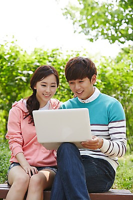 포토 JPG 주간 나무 식물 학생 커플 응시 공원 여학생 여자 남자 남학생 대학생 벤치 미소 웃음 사람 앉기 동양인 20대 성인 야외 두명 앞모습 아웃포커스 캐주얼 노트북 캠퍼스라이프 한국인 다리꼬기 웹서핑 캠퍼스커플 청년만 성인만 국내포토 자연요소 라이프스타일 시선 옷 공공시설 뷰포인트 의자 관계 모션 촬영기법 표정 인종 청년 전자제품 파일형식