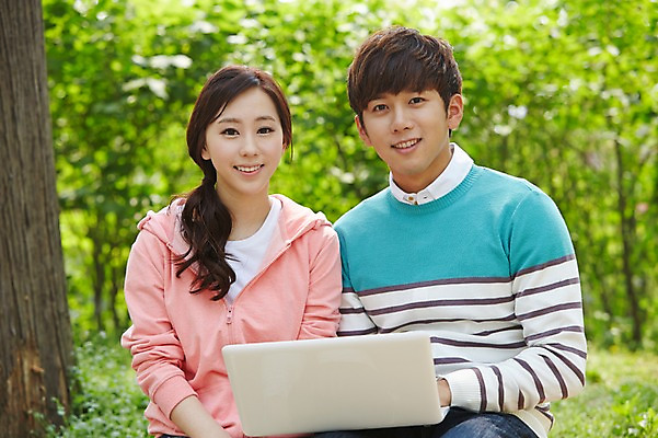 포토 JPG 주간 나무 식물 학생 커플 공원 여학생 여자 남자 남학생 대학생 미소 웃음 사람 동양인 상반신 20대 성인 야외 두명 앞모습 아웃포커스 캐주얼 노트북 캠퍼스라이프 한국인 웹서핑 캠퍼스커플 청년만 성인만 국내포토 자연요소 라이프스타일 옷 공공시설 뷰포인트 관계 촬영기법 표정 인종 청년 전자제품 파일형식