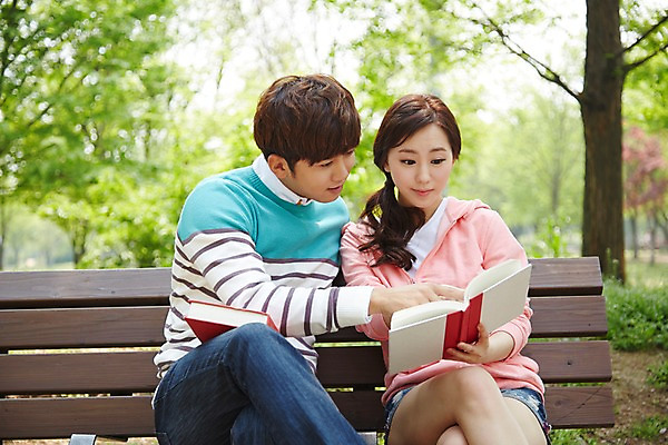 포토 JPG 주간 나무 식물 학생 커플 응시 공원 여학생 여자 남자 남학생 대학생 벤치 사람 앉기 동양인 20대 성인 야외 두명 앞모습 아웃포커스 책 캐주얼 독서 캠퍼스라이프 한국인 캠퍼스커플 청년만 성인만 국내포토 자연요소 라이프스타일 시선 옷 공공시설 뷰포인트 의자 관계 모션 촬영기법 인종 청년 파일형식