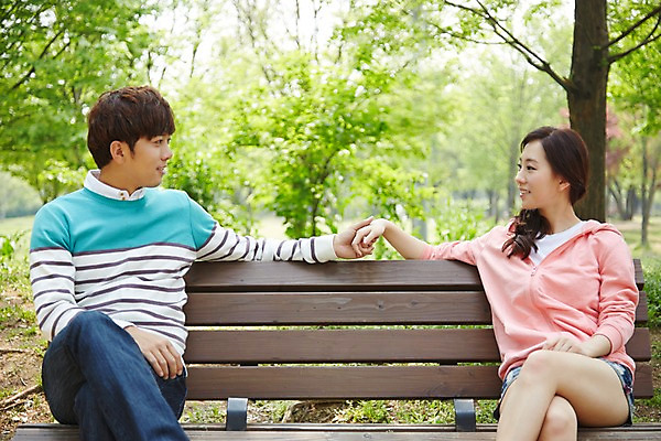 포토 JPG 주간 나무 식물 학생 커플 공원 여학생 여자 남자 남학생 대학생 벤치 휴식 미소 웃음 사람 앉기 동양인 20대 성인 야외 두명 앞모습 아웃포커스 캐주얼 마주보기 손잡기 캠퍼스라이프 한국인 다리꼬기 캠퍼스커플 청년만 성인만 국내포토 자연요소 라이프스타일 옷 공공시설 뷰포인트 컨셉 의자 관계 모션 촬영기법 표정 인종 청년 파일형식