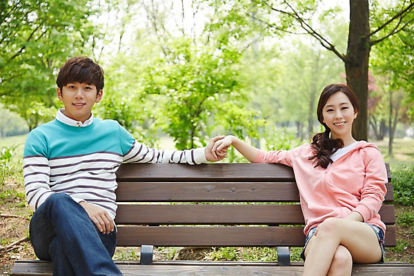 포토 JPG 주간 나무 식물 학생 커플 공원 여학생 여자 남자 남학생 대학생 벤치 휴식 미소 웃음 사람 앉기 동양인 20대 성인 야외 두명 앞모습 아웃포커스 캐주얼 손잡기 캠퍼스라이프 한국인 다리꼬기 캠퍼스커플 청년만 성인만 국내포토 자연요소 라이프스타일 옷 공공시설 뷰포인트 컨셉 의자 관계 모션 촬영기법 표정 인종 청년 파일형식