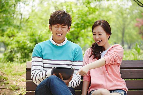 포토 JPG 주간 나무 식물 학생 커플 공원 여학생 여자 남자 남학생 대학생 벤치 미소 웃음 사람 앉기 동양인 상반신 20대 성인 야외 두명 앞모습 아웃포커스 캐주얼 태블릿 캠퍼스라이프 한국인 가리킴 웹서핑 캠퍼스커플 청년만 성인만 국내포토 자연요소 라이프스타일 옷 공공시설 뷰포인트 의자 관계 모션 촬영기법 표정 인종 손짓 청년 전자제품 스마트기기 파일형식