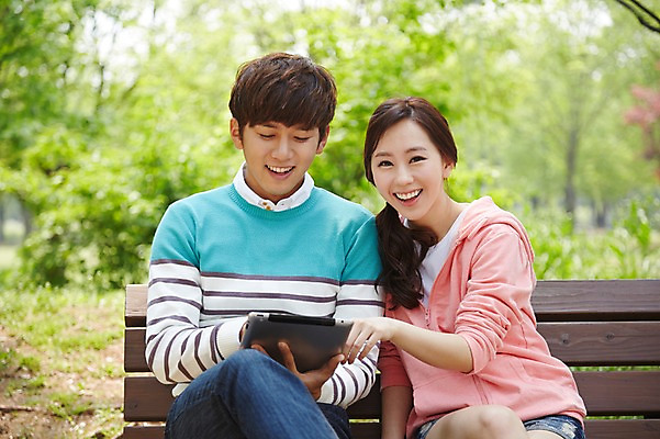 포토 JPG 주간 나무 식물 학생 커플 공원 여학생 여자 남자 남학생 대학생 벤치 미소 웃음 사람 앉기 동양인 상반신 20대 성인 야외 두명 앞모습 아웃포커스 캐주얼 태블릿 캠퍼스라이프 한국인 웹서핑 캠퍼스커플 청년만 성인만 국내포토 자연요소 라이프스타일 옷 공공시설 뷰포인트 의자 관계 모션 촬영기법 표정 인종 청년 전자제품 스마트기기 파일형식