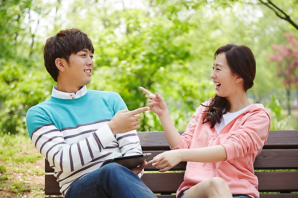 포토 JPG 주간 나무 식물 학생 커플 공원 여학생 여자 남자 남학생 대학생 벤치 대화 미소 웃음 사람 앉기 동양인 상반신 20대 성인 야외 두명 아웃포커스 캐주얼 태블릿 마주보기 캠퍼스라이프 한국인 가리킴 웹서핑 캠퍼스커플 청년만 성인만 국내포토 자연요소 라이프스타일 옷 공공시설 의자 관계 모션 촬영기법 표정 말하기 인종 손짓 청년 전자제품 스마트기기 파일형식