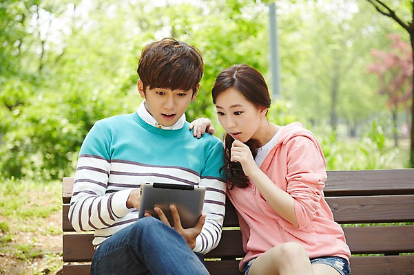 포토 JPG 주간 나무 식물 학생 커플 응시 공원 여학생 여자 남자 남학생 대학생 벤치 사람 앉기 동양인 상반신 20대 성인 야외 두명 앞모습 아웃포커스 캐주얼 태블릿 캠퍼스라이프 놀람 한국인 웹서핑 캠퍼스커플 청년만 성인만 국내포토 자연요소 라이프스타일 시선 옷 공공시설 감정 뷰포인트 의자 관계 모션 촬영기법 표정 인종 청년 전자제품 스마트기기 파일형식