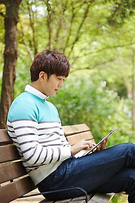 포토 JPG 주간 나무 식물 학생 응시 공원 남자 여유 남학생 대학생 벤치 휴식 한명 들기 사람 앉기 20대 성인 야외 옆모습 아웃포커스 캐주얼 청춘 태블릿 캠퍼스라이프 한국인 웹서핑 성인남자한명만 국내포토 자연요소 1 라이프스타일 시선 옷 공공시설 감정 뷰포인트 컨셉 의자 모션 촬영기법 동양인 청년 전자제품 스마트기기 남자한명만 성인남자만 파일형식