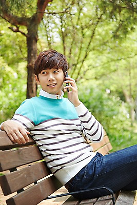 포토 JPG 주간 나무 식물 학생 응시 공원 남자 여유 남학생 대학생 벤치 휴식 한명 미소 웃음 사람 앉기 20대 성인 야외 옆모습 아웃포커스 캐주얼 스마트폰 핸드폰 청춘 캠퍼스라이프 한국인 통화 성인남자한명만 국내포토 자연요소 1 라이프스타일 시선 옷 공공시설 감정 뷰포인트 컨셉 의자 모션 촬영기법 표정 동양인 청년 전자제품 스마트기기 남자한명만 성인남자만 파일형식