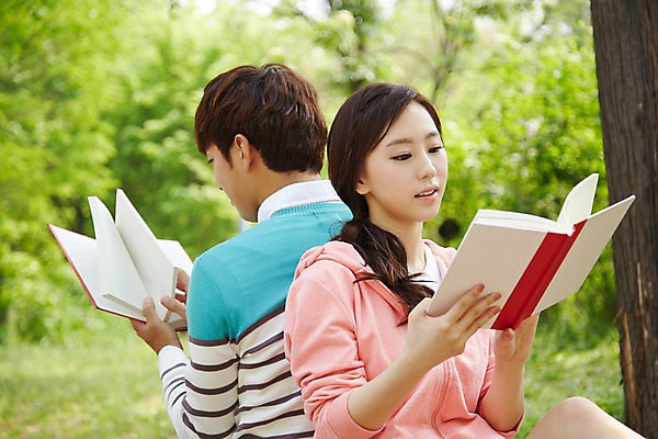 포토 JPG 주간 학생 커플 응시 공원 여학생 여자 남자 남학생 대학생 들기 사람 앉기 동양인 상반신 20대 성인 야외 두명 옆모습 아웃포커스 책 캐주얼 독서 캠퍼스라이프 한국인 등맞대기 캠퍼스커플 청년만 성인만 국내포토 자연요소 라이프스타일 시선 옷 공공시설 뷰포인트 관계 모션 촬영기법 인종 청년 파일형식