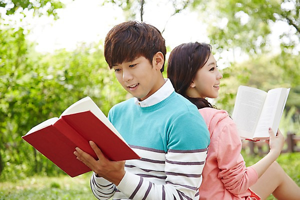 포토 JPG 주간 학생 커플 응시 공원 여학생 여자 남자 남학생 대학생 미소 웃음 들기 사람 앉기 동양인 상반신 20대 성인 야외 두명 옆모습 아웃포커스 책 캐주얼 독서 캠퍼스라이프 한국인 등맞대기 캠퍼스커플 청년만 성인만 국내포토 자연요소 라이프스타일 시선 옷 공공시설 뷰포인트 관계 모션 촬영기법 표정 인종 청년 파일형식