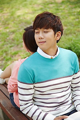 포토 JPG 주간 학생 커플 공원 여학생 여자 남자 남학생 대학생 벤치 휴식 사람 앉기 동양인 상반신 20대 성인 야외 두명 앞모습 아웃포커스 책 캐주얼 독서 눈감음 캠퍼스라이프 한국인 등맞대기 캠퍼스커플 청년만 성인만 국내포토 자연요소 라이프스타일 옷 공공시설 뷰포인트 컨셉 의자 관계 모션 촬영기법 인종 청년 파일형식