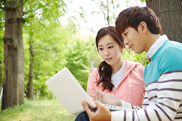 포토 JPG 주간 나무 식물 학생 커플 응시 공원 여학생 여자 남자 남학생 대학생 미소 웃음 사람 앉기 동양인 상반신 20대 성인 야외 두명 옆모습 아웃포커스 캐주얼 노트북 캠퍼스라이프 한국인 웹서핑 캠퍼스커플 청년만 성인만 국내포토 자연요소 라이프스타일 시선 옷 공공시설 뷰포인트 관계 모션 촬영기법 표정 인종 청년 전자제품 파일형식