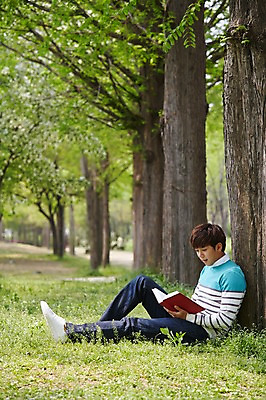포토 JPG 주간 전신 나무 식물 학생 응시 공원 남자 여유 남학생 대학생 휴식 한명 들기 사람 앉기 20대 성인 야외 옆모습 책 캐주얼 청춘 독서 캠퍼스라이프 한국인 성인남자한명만 국내포토 자연요소 1 라이프스타일 시선 옷 공공시설 감정 뷰포인트 컨셉 모션 동양인 청년 남자한명만 성인남자만 파일형식