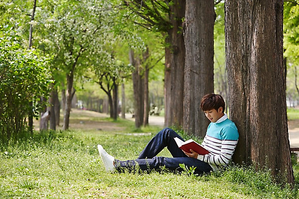 포토 JPG 주간 전신 나무 식물 학생 응시 공원 남자 여유 남학생 대학생 휴식 한명 들기 사람 앉기 20대 성인 야외 옆모습 책 캐주얼 청춘 독서 캠퍼스라이프 한국인 성인남자한명만 국내포토 자연요소 1 라이프스타일 시선 옷 공공시설 감정 뷰포인트 컨셉 모션 동양인 청년 남자한명만 성인남자만 파일형식