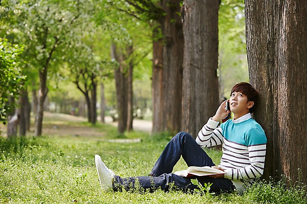 포토 JPG 주간 전신 나무 식물 학생 응시 공원 남자 여유 남학생 대학생 휴식 한명 미소 웃음 들기 사람 앉기 20대 성인 야외 옆모습 아웃포커스 책 캐주얼 청춘 독서 캠퍼스라이프 한국인 올려보기 통화 성인남자한명만 국내포토 자연요소 1 라이프스타일 시선 옷 공공시설 감정 뷰포인트 컨셉 모션 촬영기법 표정 동양인 청년 남자한명만 성인남자만 파일형식