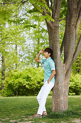 포토 JPG 주간 전신 나무 식물 학생 응시 공원 남자 여유 남학생 대학생 휴식 한명 서기 미소 웃음 사람 손짓 잔디 20대 성인 야외 옆모습 아웃포커스 캐주얼 청춘 캠퍼스라이프 기댐 한국인 성인남자한명만 국내포토 자연요소 1 라이프스타일 시선 옷 공공시설 감정 뷰포인트 컨셉 모션 촬영기법 표정 동양인 청년 남자한명만 성인남자만 파일형식