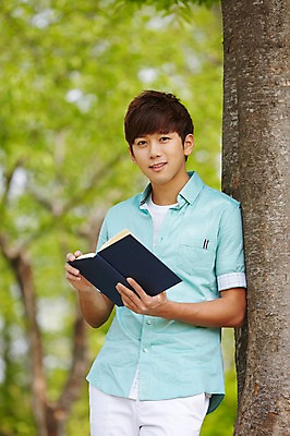 포토 JPG 주간 나무 식물 학생 공원 남자 여유 남학생 대학생 휴식 한명 서기 미소 웃음 들기 사람 상반신 20대 성인 야외 앞모습 아웃포커스 책 캐주얼 청춘 독서 캠퍼스라이프 한국인 성인남자한명만 국내포토 자연요소 1 라이프스타일 옷 공공시설 감정 뷰포인트 컨셉 모션 촬영기법 표정 동양인 청년 남자한명만 성인남자만 파일형식