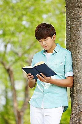 포토 JPG 주간 나무 식물 학생 응시 공원 남자 여유 남학생 대학생 휴식 한명 서기 들기 사람 상반신 20대 성인 야외 앞모습 아웃포커스 책 캐주얼 청춘 독서 캠퍼스라이프 한국인 성인남자한명만 국내포토 자연요소 1 라이프스타일 시선 옷 공공시설 감정 뷰포인트 컨셉 모션 촬영기법 동양인 청년 남자한명만 성인남자만 파일형식