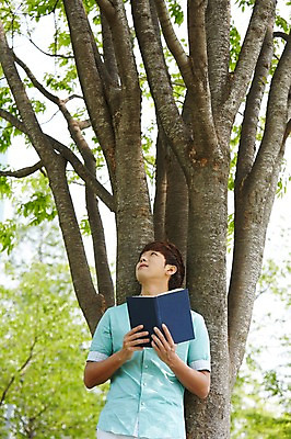 포토 JPG 주간 나무 식물 학생 응시 공원 남자 여유 남학생 대학생 휴식 한명 들기 사람 상반신 20대 성인 야외 앞모습 책 캐주얼 청춘 독서 캠퍼스라이프 한국인 올려보기 성인남자한명만 국내포토 자연요소 1 라이프스타일 시선 옷 공공시설 감정 뷰포인트 컨셉 모션 동양인 청년 남자한명만 성인남자만 파일형식