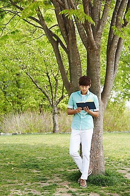 포토 JPG 주간 전신 나무 식물 학생 응시 공원 남자 여유 남학생 대학생 휴식 한명 서기 들기 사람 잔디 20대 성인 야외 앞모습 책 캐주얼 청춘 독서 캠퍼스라이프 한국인 성인남자한명만 국내포토 자연요소 1 라이프스타일 시선 옷 공공시설 감정 뷰포인트 컨셉 모션 동양인 청년 남자한명만 성인남자만 파일형식