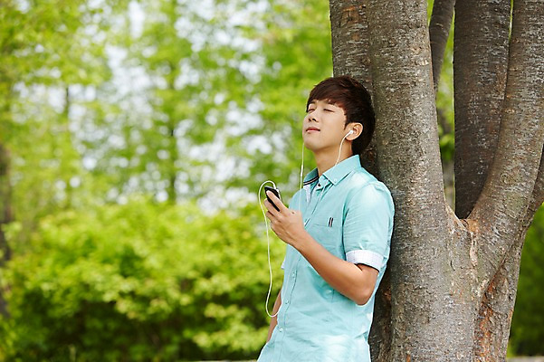 포토 JPG 주간 나무 식물 학생 공원 남자 여유 남학생 대학생 이어폰 휴식 한명 사람 상반신 20대 성인 야외 옆모습 아웃포커스 캐주얼 스마트폰 청춘 눈감음 캠퍼스라이프 음악감상 한국인 성인남자한명만 국내포토 자연요소 1 라이프스타일 옷 공공시설 감정 뷰포인트 음향기기 컨셉 모션 촬영기법 동양인 청년 핸드폰 스마트기기 감상 남자한명만 성인남자만 파일형식