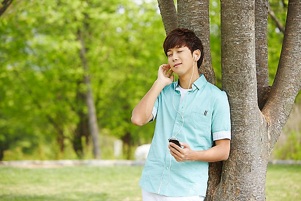 포토 JPG 주간 나무 식물 학생 공원 남자 여유 남학생 대학생 이어폰 휴식 한명 미소 웃음 사람 상반신 20대 성인 야외 앞모습 아웃포커스 캐주얼 스마트폰 청춘 눈감음 캠퍼스라이프 음악감상 한국인 성인남자한명만 국내포토 자연요소 1 라이프스타일 옷 공공시설 감정 뷰포인트 음향기기 컨셉 모션 촬영기법 표정 동양인 청년 핸드폰 스마트기기 감상 남자한명만 성인남자만 파일형식
