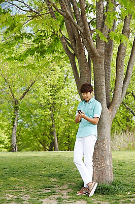 포토 JPG 주간 전신 나무 식물 학생 응시 공원 남자 여유 남학생 대학생 이어폰 휴식 한명 서기 미소 웃음 들기 사람 잔디 20대 성인 야외 옆모습 캐주얼 스마트폰 청춘 캠퍼스라이프 음악감상 한국인 성인남자한명만 국내포토 자연요소 1 라이프스타일 시선 옷 공공시설 감정 뷰포인트 음향기기 컨셉 모션 표정 동양인 청년 핸드폰 스마트기기 감상 남자한명만 성인남자만 파일형식