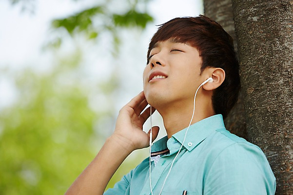 포토 JPG 주간 나무 식물 학생 공원 남자 여유 남학생 대학생 이어폰 휴식 한명 미소 웃음 사람 상반신 20대 성인 야외 옆모습 아웃포커스 캐주얼 청춘 눈감음 캠퍼스라이프 음악감상 한국인 성인남자한명만 국내포토 자연요소 1 라이프스타일 옷 공공시설 감정 뷰포인트 음향기기 컨셉 모션 촬영기법 표정 동양인 청년 감상 남자한명만 성인남자만 파일형식