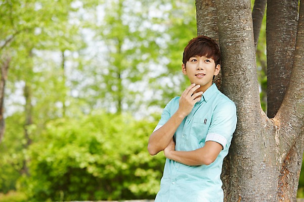 포토 JPG 주간 나무 식물 학생 응시 공원 남자 여유 남학생 대학생 휴식 한명 미소 웃음 사람 상반신 20대 성인 야외 앞모습 아웃포커스 캐주얼 청춘 캠퍼스라이프 한국인 성인남자한명만 국내포토 자연요소 1 라이프스타일 시선 옷 공공시설 감정 뷰포인트 컨셉 촬영기법 표정 동양인 청년 남자한명만 성인남자만 파일형식