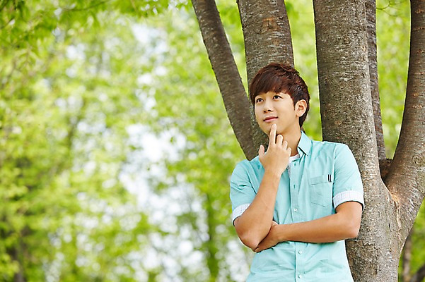포토 JPG 주간 나무 식물 학생 응시 공원 남자 여유 남학생 대학생 휴식 한명 사람 상반신 20대 성인 야외 앞모습 아웃포커스 캐주얼 청춘 캠퍼스라이프 한국인 성인남자한명만 국내포토 자연요소 1 라이프스타일 시선 옷 공공시설 감정 뷰포인트 컨셉 촬영기법 동양인 청년 남자한명만 성인남자만 파일형식