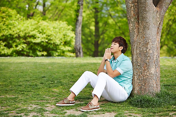 포토 JPG 주간 전신 나무 식물 학생 공원 남자 여유 남학생 대학생 휴식 한명 사람 앉기 잔디 20대 성인 야외 옆모습 캐주얼 청춘 눈감음 캠퍼스라이프 한국인 성인남자한명만 국내포토 자연요소 1 라이프스타일 옷 공공시설 감정 뷰포인트 컨셉 모션 동양인 청년 남자한명만 성인남자만 파일형식