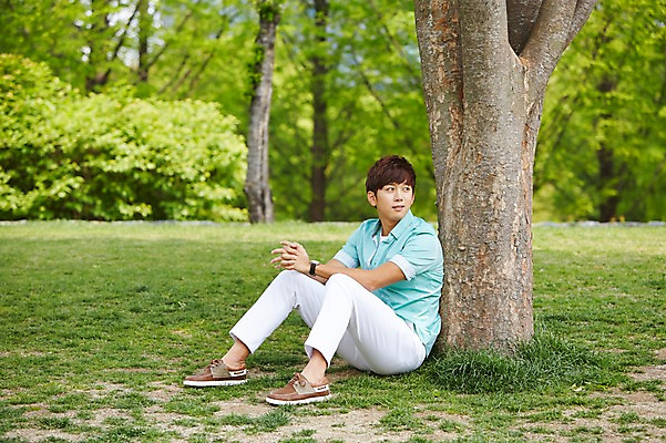 포토 JPG 주간 전신 나무 식물 학생 응시 공원 남자 여유 남학생 대학생 휴식 한명 사람 앉기 잔디 20대 성인 야외 옆모습 캐주얼 청춘 캠퍼스라이프 한국인 성인남자한명만 국내포토 자연요소 1 라이프스타일 시선 옷 공공시설 감정 뷰포인트 컨셉 모션 동양인 청년 남자한명만 성인남자만 파일형식