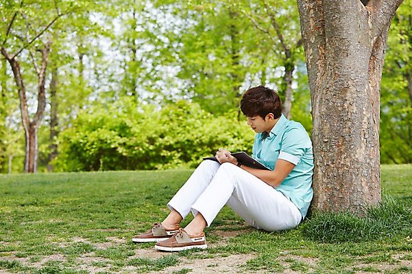 포토 JPG 주간 전신 나무 식물 학생 응시 공원 남자 여유 남학생 대학생 휴식 한명 사람 앉기 잔디 20대 성인 야외 옆모습 캐주얼 청춘 다이어리 캠퍼스라이프 한국인 기록 성인남자한명만 국내포토 자연요소 1 라이프스타일 시선 옷 공공시설 감정 뷰포인트 컨셉 모션 동양인 청년 사무용품 남자한명만 성인남자만 파일형식