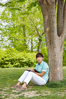 포토 JPG 주간 전신 나무 식물 학생 공원 남자 여유 남학생 대학생 휴식 한명 미소 웃음 사람 앉기 잔디 20대 성인 야외 옆모습 캐주얼 청춘 다이어리 캠퍼스라이프 한국인 기록 성인남자한명만 국내포토 자연요소 1 라이프스타일 옷 공공시설 감정 뷰포인트 컨셉 모션 표정 동양인 청년 사무용품 남자한명만 성인남자만 파일형식