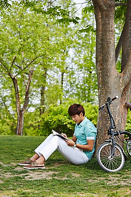 포토 JPG 주간 전신 나무 식물 학생 응시 공원 남자 여유 남학생 대학생 휴식 한명 사람 앉기 잔디 20대 성인 야외 옆모습 캐주얼 청춘 다이어리 캠퍼스라이프 자전거 한국인 기록 성인남자한명만 국내포토 자연요소 1 라이프스타일 시선 옷 공공시설 감정 뷰포인트 컨셉 모션 동양인 청년 사무용품 바이크 남자한명만 성인남자만 파일형식