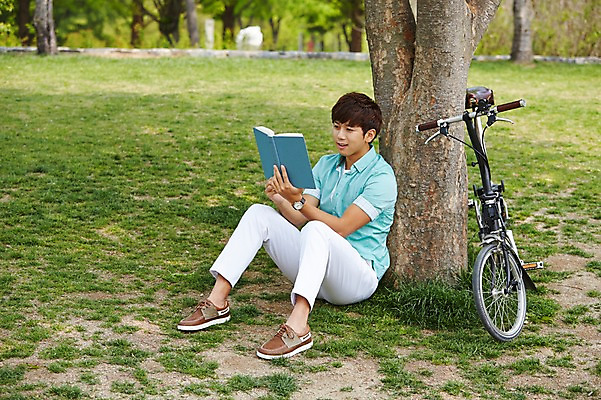 포토 JPG 주간 전신 나무 식물 학생 응시 공원 남자 여유 남학생 대학생 휴식 한명 들기 사람 앉기 잔디 20대 성인 야외 책 캐주얼 청춘 독서 캠퍼스라이프 자전거 한국인 성인남자한명만 국내포토 자연요소 1 라이프스타일 시선 옷 공공시설 감정 컨셉 모션 동양인 청년 바이크 남자한명만 성인남자만 파일형식