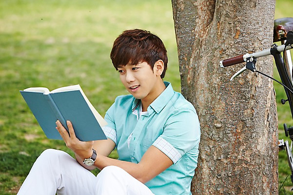 포토 JPG 주간 나무 식물 학생 응시 공원 남자 여유 남학생 대학생 휴식 한명 미소 웃음 들기 사람 앉기 잔디 20대 성인 야외 옆모습 아웃포커스 책 캐주얼 청춘 독서 캠퍼스라이프 자전거 한국인 성인남자한명만 국내포토 자연요소 1 라이프스타일 시선 옷 공공시설 감정 뷰포인트 컨셉 모션 촬영기법 표정 동양인 청년 바이크 남자한명만 성인남자만 파일형식