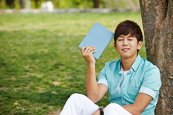 포토 JPG 주간 나무 식물 학생 공원 남자 여유 남학생 대학생 휴식 한명 미소 웃음 들기 사람 앉기 20대 성인 야외 앞모습 아웃포커스 책 캐주얼 청춘 독서 눈감음 캠퍼스라이프 한국인 성인남자한명만 국내포토 자연요소 1 라이프스타일 옷 공공시설 감정 뷰포인트 컨셉 모션 촬영기법 표정 동양인 청년 남자한명만 성인남자만 파일형식