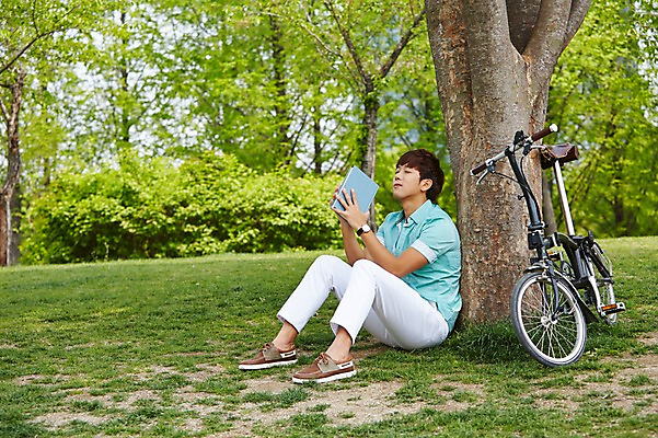 포토 JPG 주간 전신 나무 식물 학생 공원 남자 여유 남학생 대학생 휴식 한명 들기 사람 앉기 20대 성인 야외 옆모습 책 캐주얼 청춘 독서 눈감음 캠퍼스라이프 자전거 한국인 성인남자한명만 국내포토 자연요소 1 라이프스타일 옷 공공시설 감정 뷰포인트 컨셉 모션 동양인 청년 바이크 남자한명만 성인남자만 파일형식