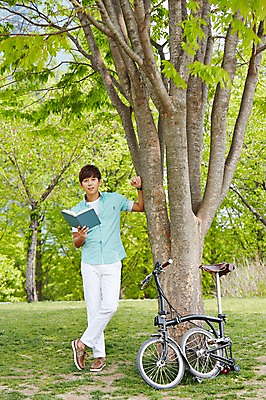포토 JPG 주간 전신 나무 식물 학생 공원 남자 여유 남학생 대학생 휴식 한명 서기 미소 웃음 들기 사람 20대 성인 야외 앞모습 책 캐주얼 청춘 독서 캠퍼스라이프 자전거 한국인 성인남자한명만 국내포토 자연요소 1 라이프스타일 옷 공공시설 감정 뷰포인트 컨셉 모션 표정 동양인 청년 바이크 남자한명만 성인남자만 파일형식