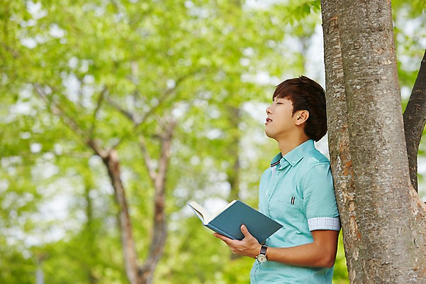 포토 JPG 주간 나무 식물 학생 공원 남자 여유 남학생 대학생 휴식 한명 들기 사람 상반신 20대 성인 야외 옆모습 아웃포커스 책 캐주얼 청춘 독서 눈감음 캠퍼스라이프 기댐 한국인 성인남자한명만 국내포토 자연요소 1 라이프스타일 옷 공공시설 감정 뷰포인트 컨셉 모션 촬영기법 동양인 청년 남자한명만 성인남자만 파일형식