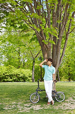 포토 JPG 주간 전신 나무 식물 학생 응시 공원 남자 여유 남학생 대학생 휴식 한명 미소 웃음 사람 손짓 20대 성인 야외 앞모습 캐주얼 청춘 캠퍼스라이프 자전거 한국인 성인남자한명만 국내포토 자연요소 1 라이프스타일 시선 옷 공공시설 감정 뷰포인트 컨셉 모션 표정 동양인 청년 바이크 남자한명만 성인남자만 파일형식
