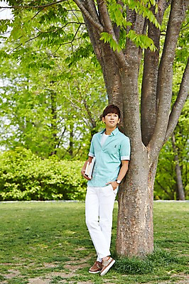 포토 JPG 주간 전신 나무 식물 학생 응시 공원 남자 여유 남학생 대학생 휴식 한명 서기 들기 사람 20대 성인 야외 앞모습 책 캐주얼 청춘 캠퍼스라이프 기댐 산책 한국인 성인남자한명만 국내포토 자연요소 1 라이프스타일 시선 옷 공공시설 감정 뷰포인트 컨셉 모션 동양인 청년 남자한명만 성인남자만 파일형식