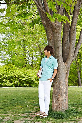 포토 JPG 주간 전신 나무 식물 학생 응시 공원 남자 여유 남학생 대학생 휴식 한명 서기 들기 사람 20대 성인 야외 옆모습 책 캐주얼 청춘 캠퍼스라이프 기댐 산책 한국인 성인남자한명만 국내포토 자연요소 1 라이프스타일 시선 옷 공공시설 감정 뷰포인트 컨셉 모션 동양인 청년 남자한명만 성인남자만 파일형식