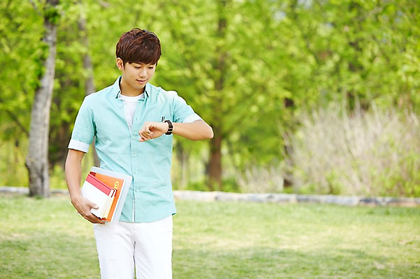 포토 JPG 주간 나무 식물 학생 응시 공원 남자 여유 남학생 대학생 시계 휴식 한명 서기 들기 사람 20대 성인 야외 앞모습 아웃포커스 책 캐주얼 청춘 캠퍼스라이프 산책 한국인 시간 손목시계 성인남자한명만 국내포토 자연요소 1 라이프스타일 시선 옷 공공시설 감정 뷰포인트 컨셉 장신구 모션 촬영기법 동양인 청년 남자한명만 성인남자만 파일형식