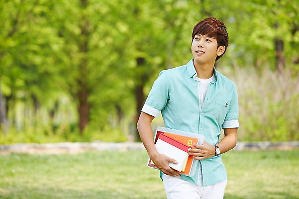 포토 JPG 주간 나무 식물 학생 응시 공원 남자 여유 남학생 대학생 휴식 한명 서기 미소 웃음 들기 사람 상반신 20대 성인 야외 앞모습 아웃포커스 책 캐주얼 청춘 캠퍼스라이프 산책 한국인 성인남자한명만 국내포토 자연요소 1 라이프스타일 시선 옷 공공시설 감정 뷰포인트 컨셉 모션 촬영기법 표정 동양인 청년 남자한명만 성인남자만 파일형식