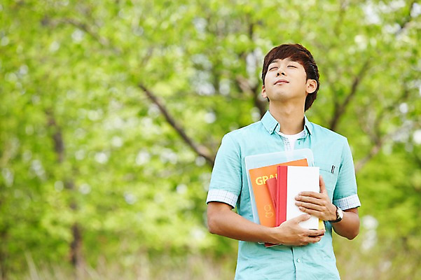 포토 JPG 주간 나무 식물 학생 공원 남자 여유 남학생 대학생 휴식 한명 들기 사람 상반신 20대 성인 야외 앞모습 아웃포커스 책 캐주얼 청춘 눈감음 캠퍼스라이프 산책 한국인 성인남자한명만 국내포토 자연요소 1 라이프스타일 옷 공공시설 감정 뷰포인트 컨셉 모션 촬영기법 동양인 청년 남자한명만 성인남자만 파일형식
