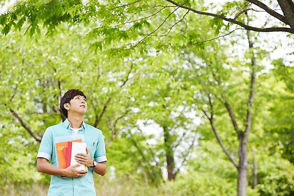 포토 JPG 주간 나무 식물 학생 응시 공원 남자 여유 남학생 대학생 휴식 한명 들기 사람 상반신 20대 성인 야외 앞모습 아웃포커스 책 캐주얼 청춘 캠퍼스라이프 산책 한국인 성인남자한명만 국내포토 자연요소 1 라이프스타일 시선 옷 공공시설 감정 뷰포인트 컨셉 모션 촬영기법 동양인 청년 남자한명만 성인남자만 파일형식